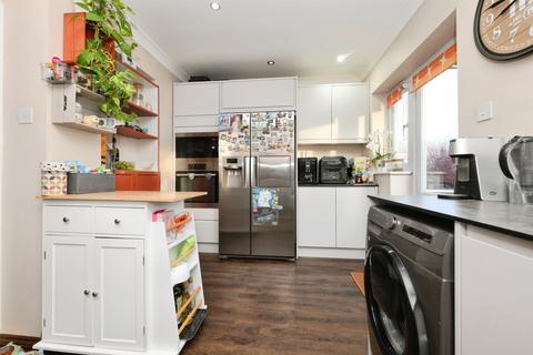 3 bedroom end of terrace house for sale, Queens Drive, Waltham Cross