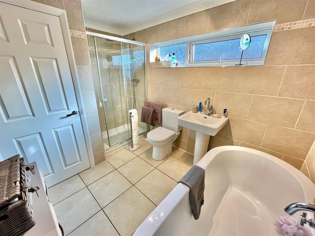 Family Bathroom - image one.jpg