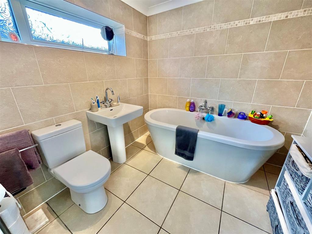 Family Bathroom - image two.jpg