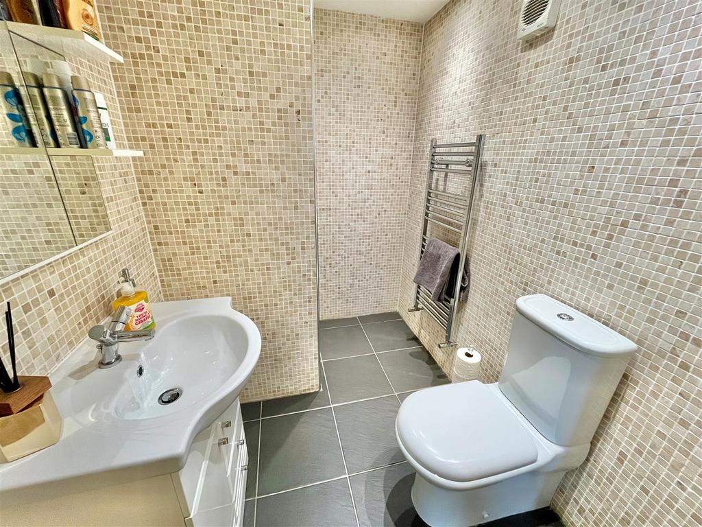 En Suite Shower Room.jpg