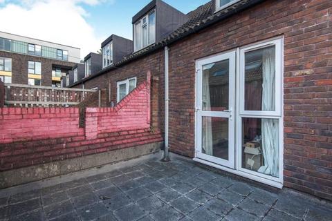 House share to rent, McDermott Close, London, SW11