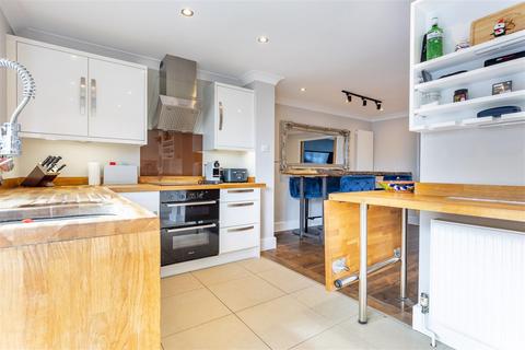4 bedroom terraced house for sale, Trelawney Road, Hainault, Ilford