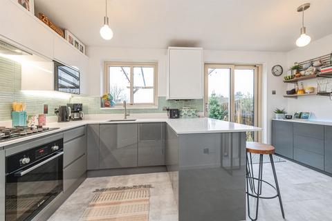 3 bedroom end of terrace house for sale, Stoneleigh Court, Shelley, HUDDERSFIELD