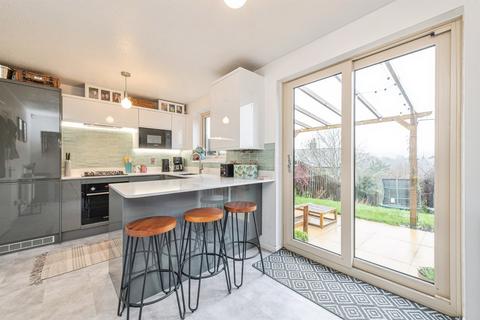 3 bedroom end of terrace house for sale, Stoneleigh Court, Shelley, HUDDERSFIELD