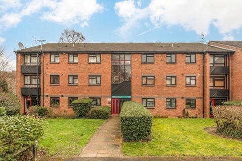 2 bedroom flat to rent, Buckingham Close, London W5