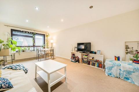 2 bedroom flat to rent, Buckingham Close, London W5