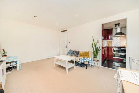 2 bedroom flat to rent, Buckingham Close, London W5