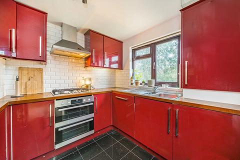 2 bedroom flat to rent, Buckingham Close, London W5