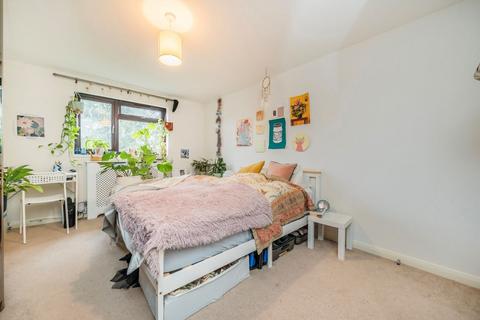 2 bedroom flat to rent, Buckingham Close, London W5