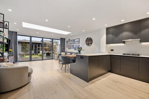 4 bedroom terraced house for sale, Courtney Crescent, Carshalton SM5
