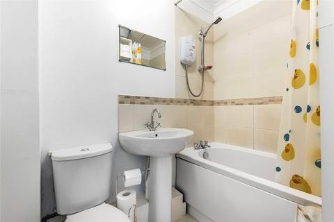1 bedroom flat for sale, Wellingtonia House, Addlestone KT15