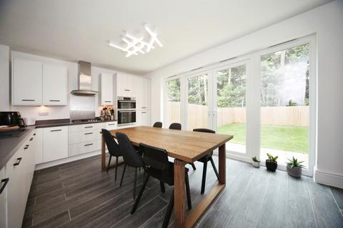 3 bedroom semi-detached house for sale, Armstrong Road, LUTON