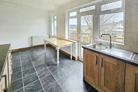 3 bedroom end of terrace house to rent, Lawrence Grove, Cam, Dursley