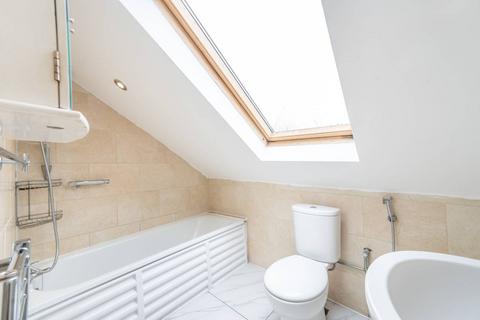 Studio to rent, Bertie Road, Willesden Green, London, NW10