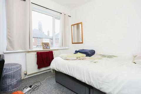 3 bedroom terraced house to rent, Cobham Avenue, London, KT3