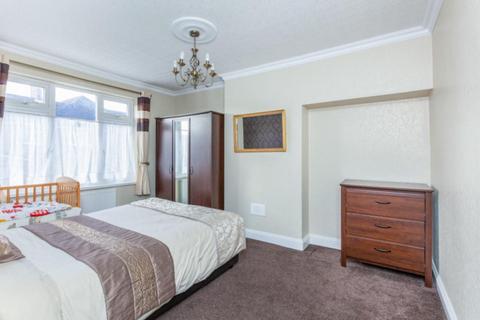 3 bedroom terraced house to rent, Cobham Avenue, London, KT3