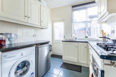 3 bedroom terraced house to rent, Cobham Avenue, London, KT3