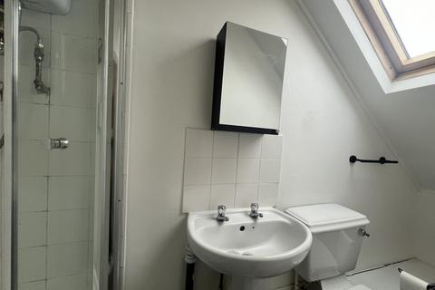 Studio to rent, Woodbourne Avenue, SW16
