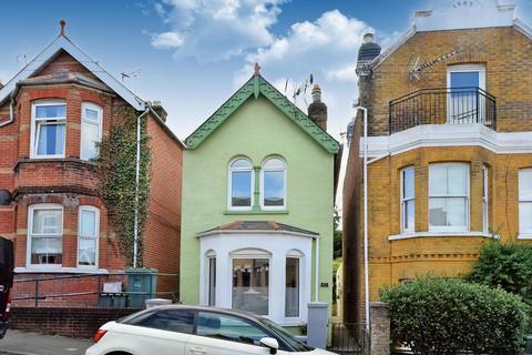 3 bedroom detached house to rent, Gordon Road, Cowes