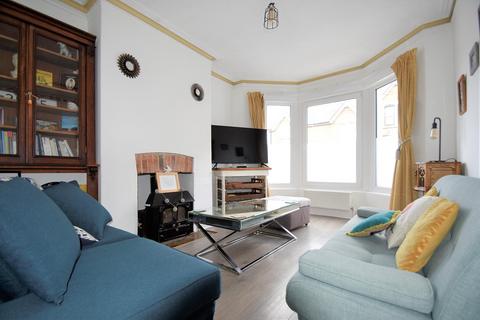 3 bedroom detached house to rent, Gordon Road, Cowes