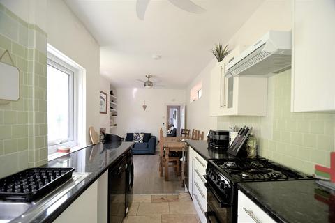 3 bedroom detached house to rent, Gordon Road, Cowes