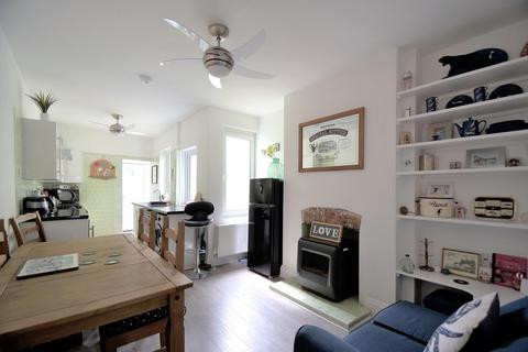 3 bedroom detached house to rent, Gordon Road, Cowes
