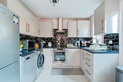 3 bedroom end of terrace house for sale, Middle Leaze, Chippenham