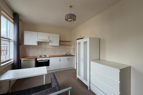 Studio to rent, Benwell Road, London N7