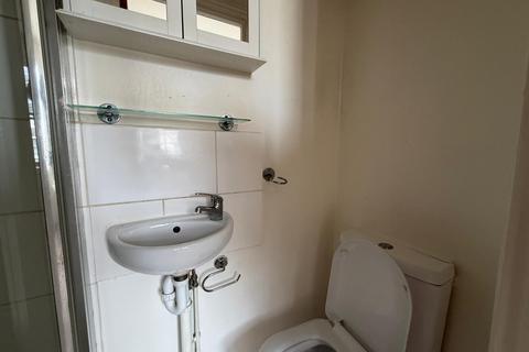 Studio to rent, Benwell Road, London N7