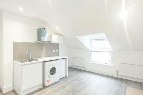 Studio to rent, The Grove, Ealing