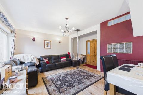 3 bedroom semi-detached house for sale, Eddy Close, Romford