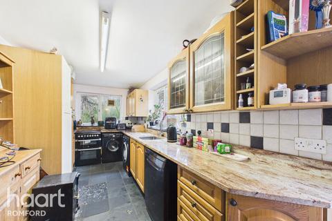 3 bedroom semi-detached house for sale, Eddy Close, Romford