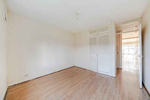 2 bedroom ground floor flat for sale, Hamilton Road, London