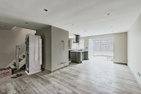 3 bedroom terraced house for sale, The Spinney, Horley