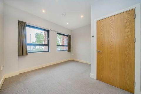 2 bedroom flat to rent, High Street, Feltham TW13