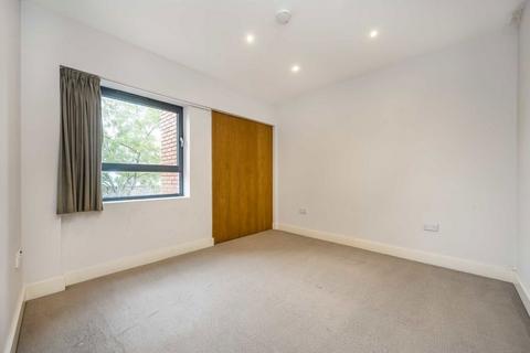 2 bedroom flat to rent, High Street, Feltham TW13