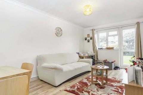 2 bedroom flat to rent, Glenmill, Hampton TW12
