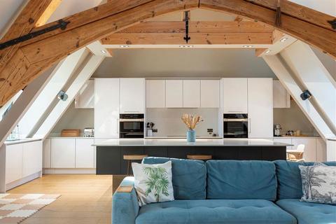 2 bedroom flat for sale, Station Road, Teddington TW11