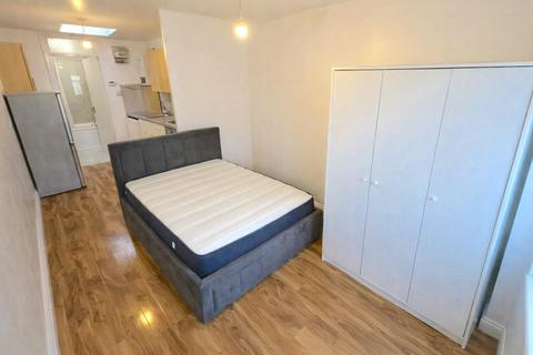 Studio to rent, Lady Margaret Road, Southall UB1