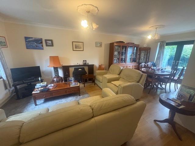 Living area 1.jpg