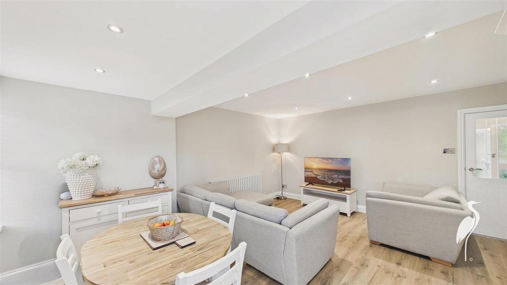 Open Plan Living/Dining & Kitchen Area