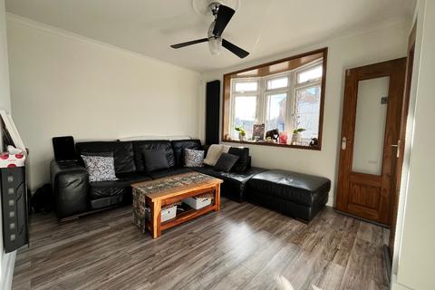 3 bedroom terraced house for sale, Straight Road, Romford