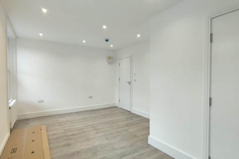 Studio to rent, The Common, London
