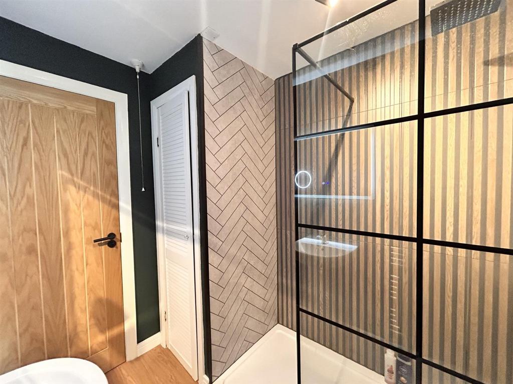 Family Bathroom 2.jpg