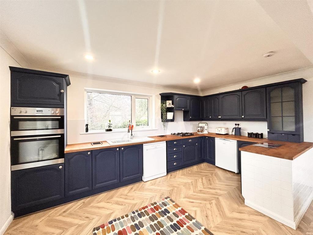 Kitchen 1.jpg