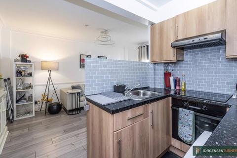 1 bedroom flat for sale, Romney Court, Shepherds Bush Green, London, W12 8PY