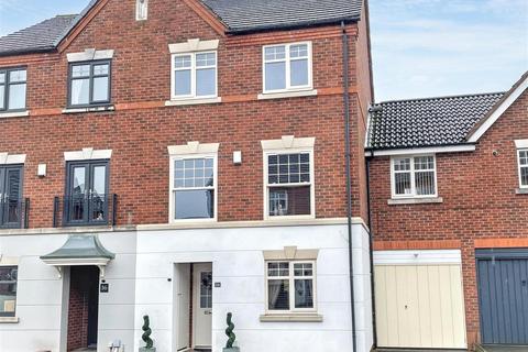 4 bedroom townhouse for sale, Manderston Close, Milking Bank, Gornal