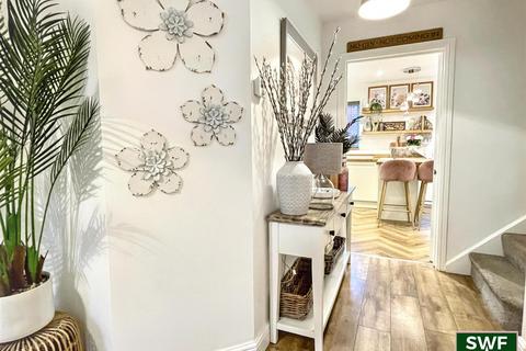 4 bedroom townhouse for sale, Manderston Close, Milking Bank, Gornal