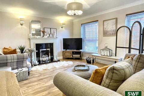 4 bedroom townhouse for sale, Manderston Close, Milking Bank, Gornal