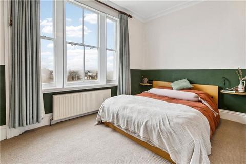 2 bedroom flat to rent, Clapham Common North Side, London SW4